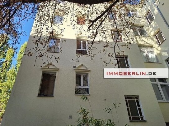 IMMOBERLIN.DE - Frisch saniert: Feine Altbauwohnung mit Südwestbalkon in Ruhelage