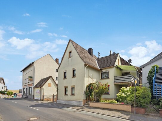 Wohnhaus mit Nebengebäuden in Niederhadamar