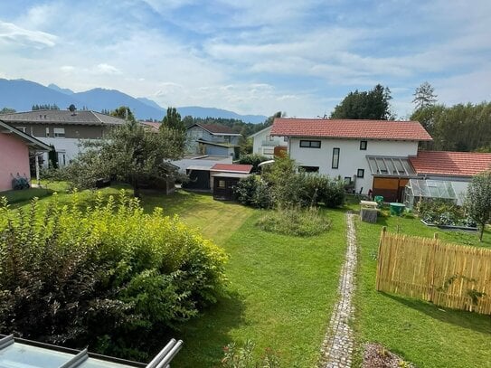 Geschmackvolle, gepflegte 3-Zimmer-Wohnung mit Balkon, Bergblick und EBK in Raubling