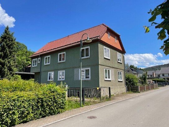 Zweifamilienhaus mit Nebengelassen in malerischer Umgebung