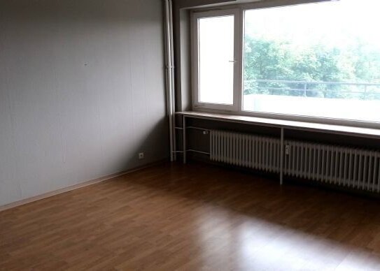 Schöne 2,5-Zimmer-Wohnung mit Wannenbad, Balkon, Aufzug, Stellplatz