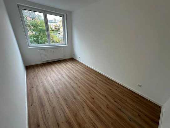 Haus im Haus ! Sanierte 3-Zimmer-Wohnung mit separatem Eingang und eigener Terrasse