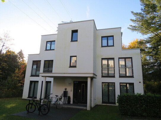 Neuwertige Terrassenwohnung mit großen Garten