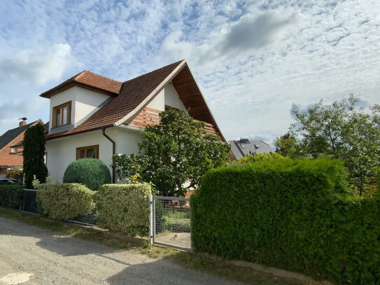 GEMÜTLICHES ZUHAUSE MIT CHARME - EINFAMILIENHAUS AM WEINBERG