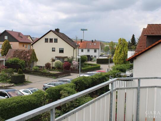 Schicke Dachgeschoss-Wohnung mit Balkon und Außenstellplatz - gut vermietet und voll möbliert