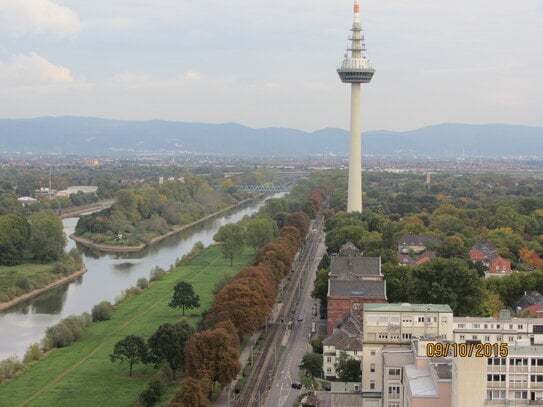 Renovierte grosszügige 3 Zimmerwohnung mit 2 Loggien und fantastischem Panoramaweitblick über den Dächern Mannheims