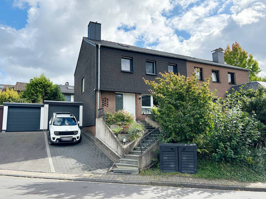 Nahezu voll modernisiertes Einfamilienhaus (DHH) mit kleinem Garten u. Garage in Odenthal-Glöbusch