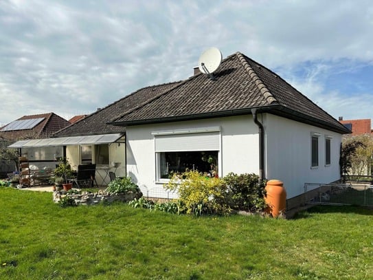 Bungalow mit Garage und Carport in ruhiger Siedlungslage