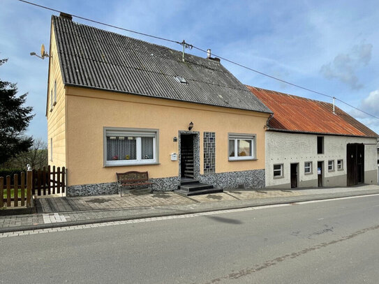 Ehemaliges Bauernhaus mit großem Grundstück in Oberpierscheid-Philippsweiler