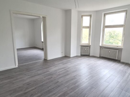 Sanierte 5 Zimmerwohnung mit Einbauküche & 2 Bädern & Stellplatz