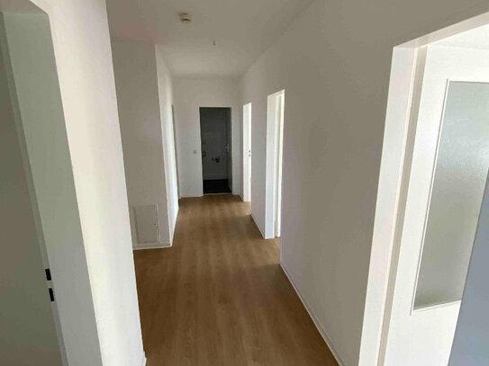 Große 3 Zimmer Wohnung mit Balkon