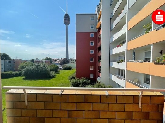 Renoviert! Toller Schnitt! Parkett-Boden im Wohnzimmer!