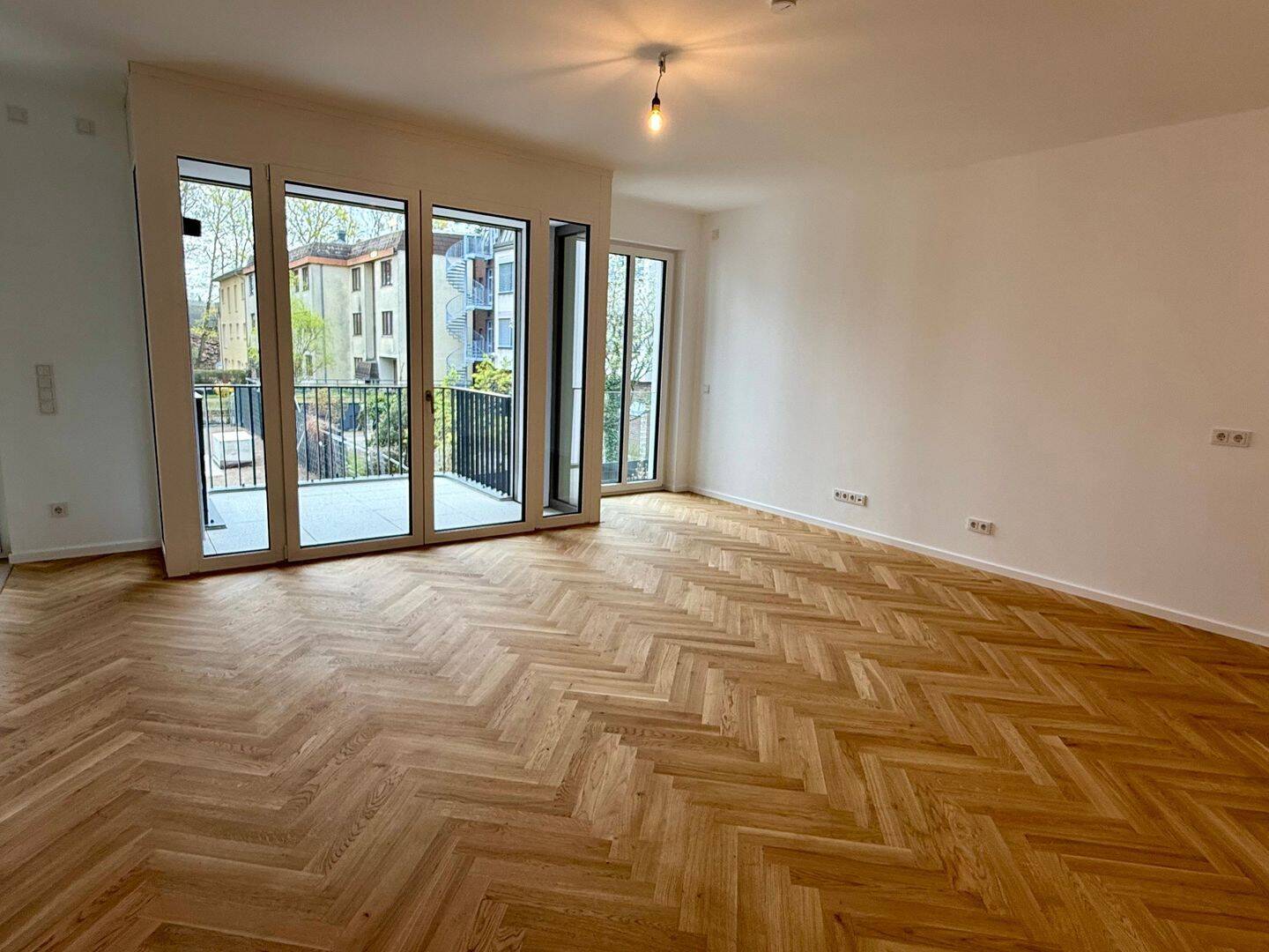 Erstbezug (WE5) I Lichtdurchflutete 2,5 Zi. mit 2 Balkonen, Gäste WC, Fahrstuhl& Tiefgarage - Photo 1