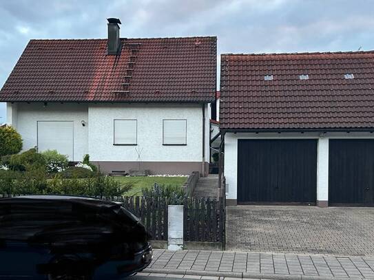 Freistehendes Einfamilienhaus Massivbauweise mit Keller und Doppelgarage in Herzogenaurach Lohhof