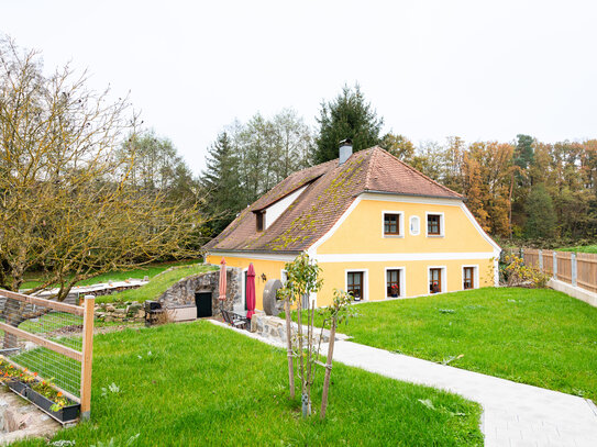 Saniertes, denkmalgeschütztes Wohnhaus auf weitläufigem Grundstück mit Bachlauf Nahe Nittenau