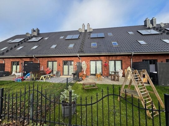 Modernes Reihenhaus mit ausgebautem Dachboden, Carport, Kaminanschluss & Sonnenterrasse