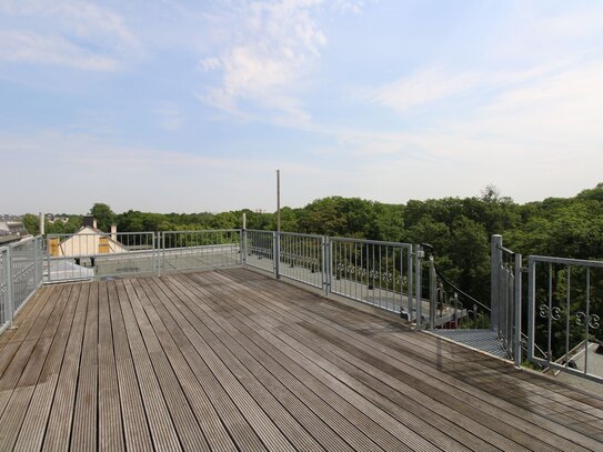 Bezugsfrei: Penthouse mit Loggia und Dachterrasse, einzigartiger Blick über den Clara-Zetkin-Park