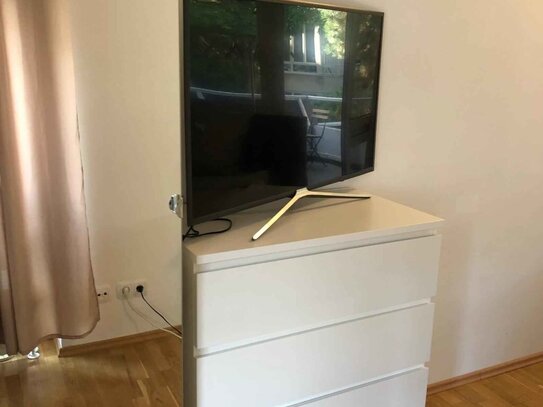 Zimmer mit Balkon in einem Co-Living-Apartment in Frankfurt