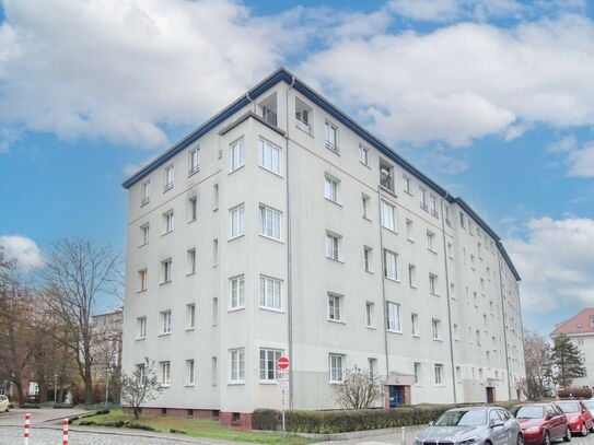 Erstbezug nach hochwertiger Sanierung: 2-Zimmer-Dachgeschosswohnung mit Loggia und Stellplatz