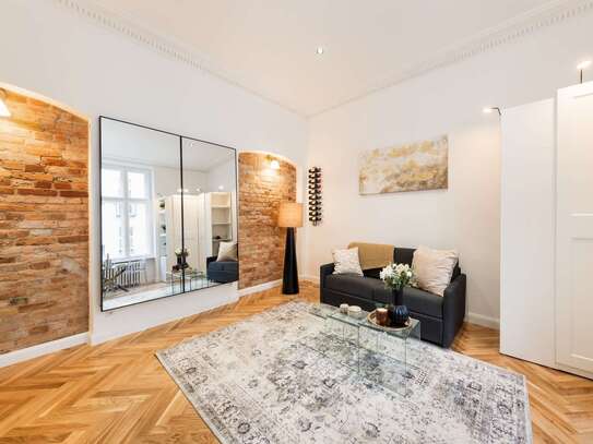 Erstbezug nach Modernisierung: Altbaucharme trifft auf moderne Eleganz-Möbliertes Apartment in Mitte