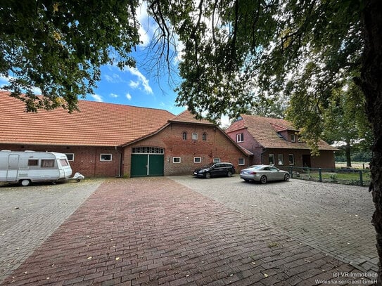 Zweifamilienhaus mit mehreren Nebengebäuden in herrlicher ländlicher Lage in Brettorf