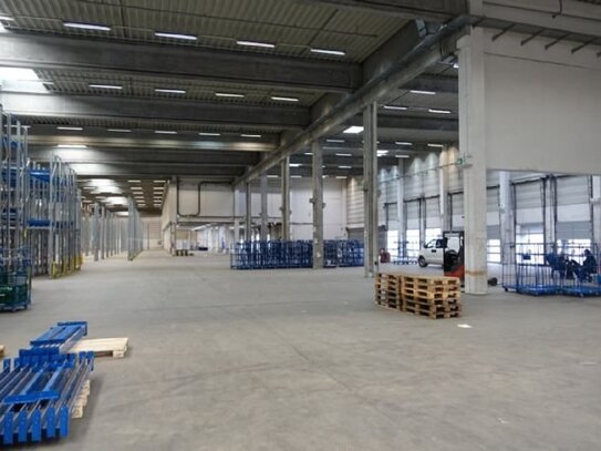 LOGISTIKFLÄCHE (10.500 m²) + Büro (ca. 650 m²) PROVISIONSFREI ZU VERMIETEN