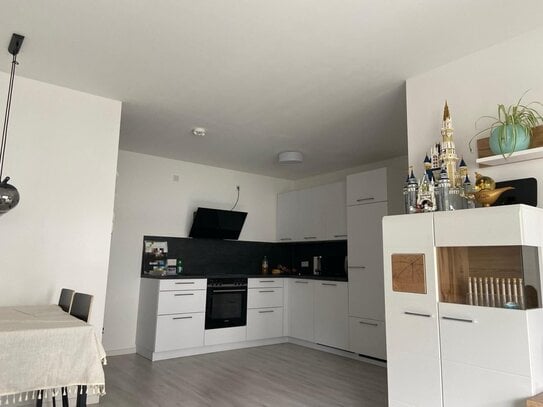 2 Zimmer Wohnung mit eingebautem Küche, Balkon, Garage für E-Auto, Aufzug, Keller Anteil,1st Etage