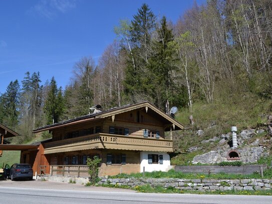 Jachenau: Kleines, denkmalgeschütztes Bauernhaus am Südhang