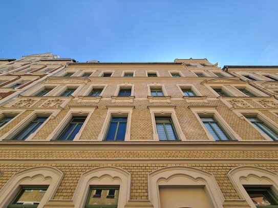 *Wunderschöne Altbauwohnung mit Balkon, Einbauküche, Kamin & modernem Tageslichtbad im 2. OG*