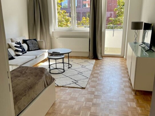 new renovated apartment in Charlottenburg near the river. Spree and the Bus station