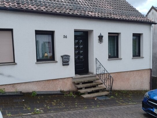 Schönes freistehendes Einfamilienhaus in zentraler Lage mit ansprechendem Garten.