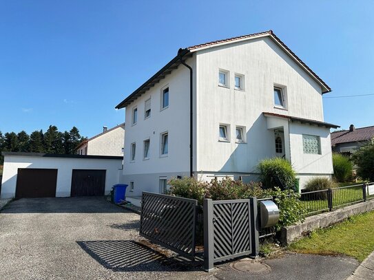 Markt Schöllnach: Sonniges 1-/2 Fam.-Wohnhaus m. 2 Garagen u. herrlichem Garten - naturnahe Wohnlage