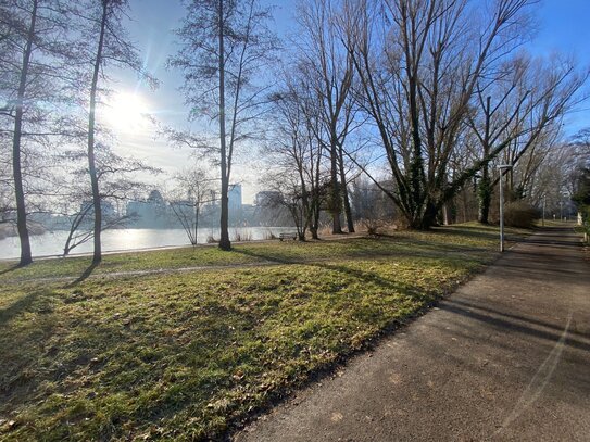 Ein Zuhause mit Seeblick: Leben, wo andere träumen. Tolle ETW mit zwei Balkonen in S-Möhringen.