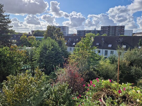 STILVOLLE ALTBAU-WOHNUNG MIT HOHEN DECKEN UND SÜD-WEST-BALKON