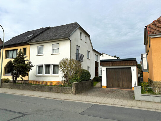 Gepflegte Doppelhaushälfte mit großen Balkon, Garten und Garage