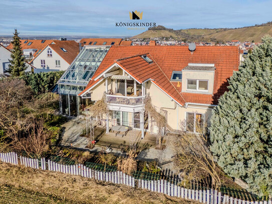 Modernes Zweifamilienhaus mit Wintergarten und Kamin, ideal auch für mehrere Generationen bewohnbar.