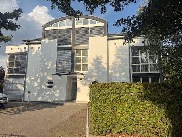 6 Zimmer-Maisonette-Wohnung mit 2 Terrassen, Einbauküche, eigenem Garten (250m²) und Stellplatz