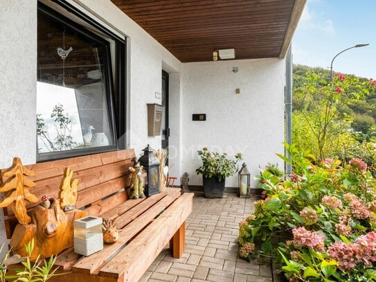 Lichtdurchflutetes Einfamilienhaus mit großem Garten und Ausbaupotenzial in ruhiger Hanglage