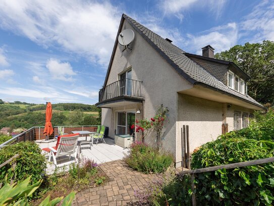 Charmantes Einfamilienhaus mit großem Grundstück und eigenem Wald in ruhiger Außenlage