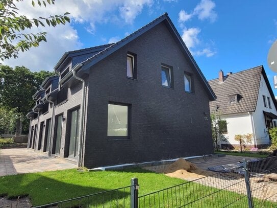 ERSTBEZUG! Modernes Stadthaus mit Außenterrasse und PKW-Stellplatz nebst Wallbox in Hamburg-Poppenbüttel