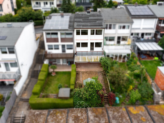 Modernes Split-Level-Haus mit Garten und Garage