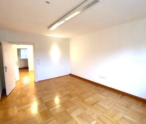 Frei verfügbare, sanierte helle Stadtwohnung, 3 Zimmer Whng. ca. 58 m2 nahe zur Altstadt, in guter u. ruhiger Lage;