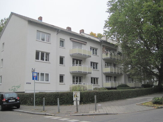 von privat, helle 4-Zi Wohnung mit EBK und Balkon