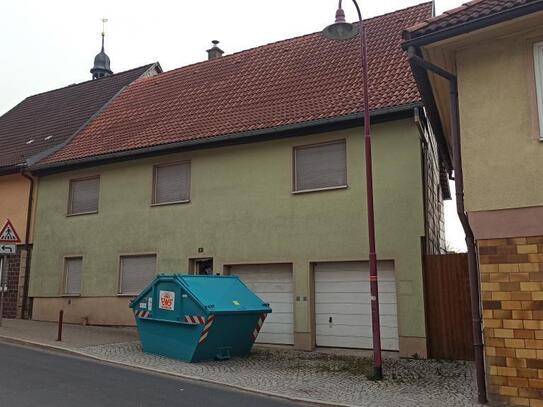 leerstehendes Ein- Zweifamilienhaus mit zwei Garagen