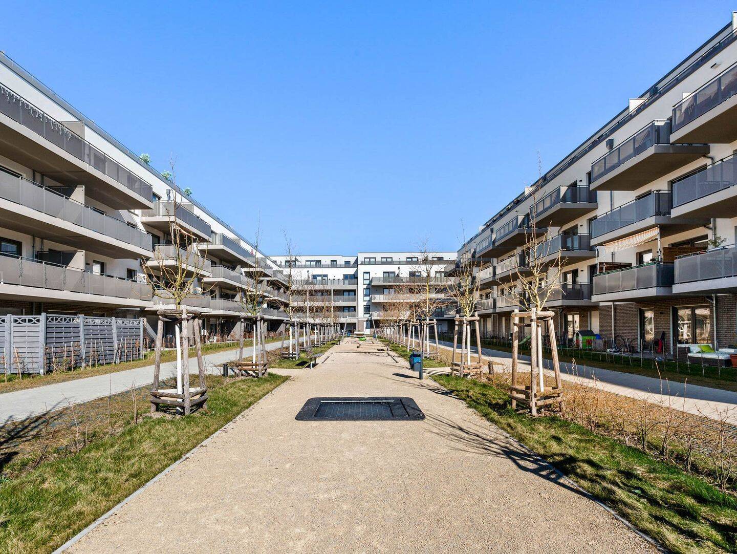 Einziehen und Wohlfühlen: 3-Zimmer-Wohnung mit Küche und Balkon im LUI Spandau. - Photo 1