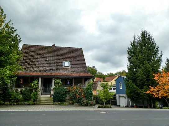 Saniertes Einfamilienhaus mit vermietetem, freistehendem Nebenhaus und Garten.