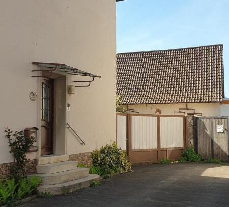 Renovierungsbedürftiges Einfamilienhaus mit Anbau 1970, Nebengebäude, Garage und Garten