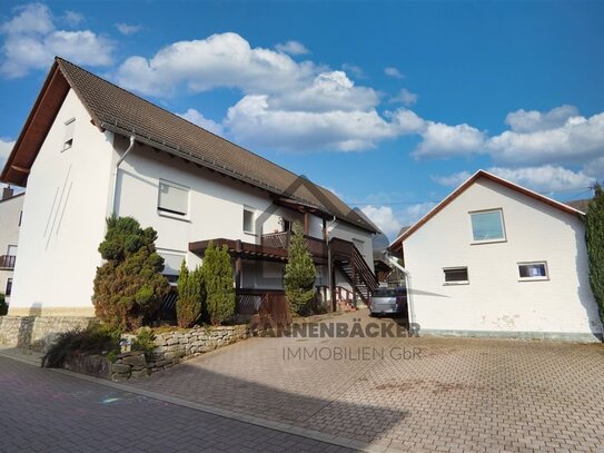 Mehrfamielienhaus voll vermietet mit Garagen und großem Garten.