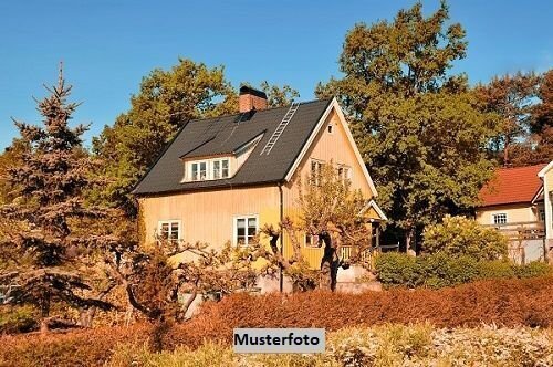 Großzügiges Einfamilienhaus, Carport und Garage