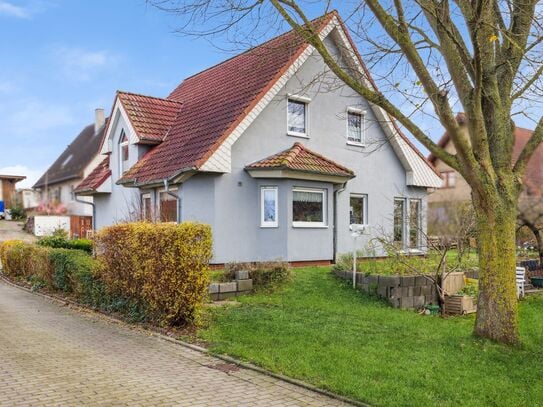 Familienidylle in ruhiger Lage: Modernes Einfamilienhaus mit Wintergarten und viel Grün in Laage